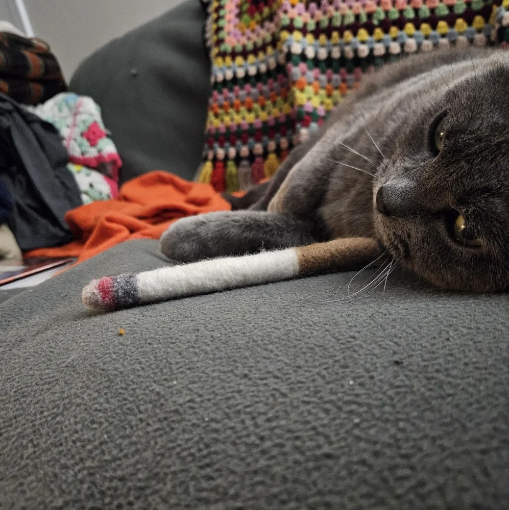 100% wool felt smoke cat toy - Picture 5 of 6